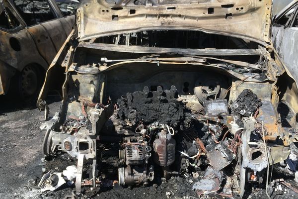 Trois voitures ont pris feu dans la nuit de dimanche à lundi à Bastia, comme ici, rue du Commandant Luce de Casabianca.