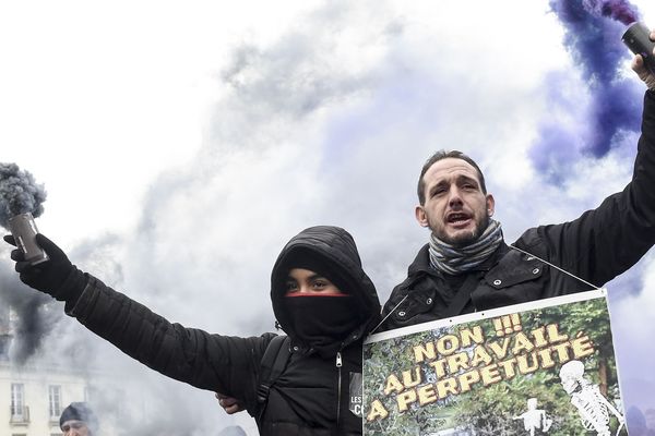 A Nantes, le 9 janvier, deux manifestants tiennent une pancarte "Non au travail à perpétuité".