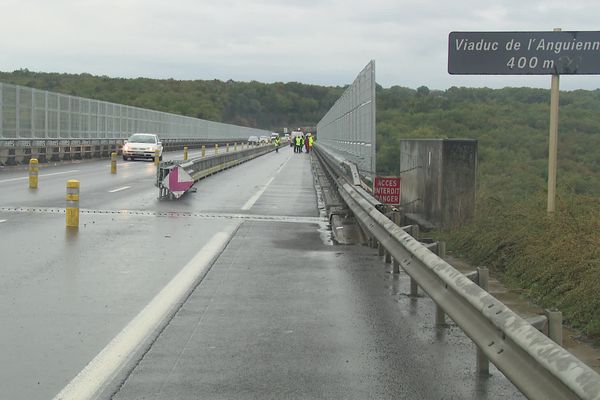 Les travaux de pose de panneaux grillagés sur le viaduc de l'Anguienne, mardi 15 novembre 2022.