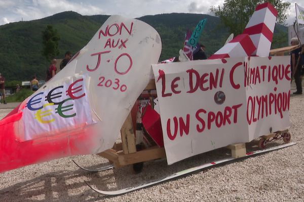 Une manifestation contre la tenue des JO dans les Alpes en 2030 a rassemblé une centaine de personnes à Albertville - 18 mai 2024