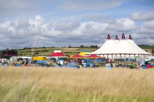 Le site du festival est classé, ce qui impose de limiter la fréquentation à 3000 spectateurs chaque soir