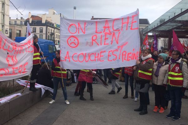 Les personnels de la crèche à Cébazat, dans le Puy-de-Dôme, sont en grève depuis le 16 décembre.  