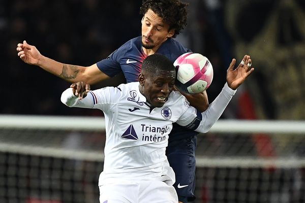 Le joueur ivoirien du TFC Max-Alain Gradel aux prises avec le défenseur brésilien du PSG Marquinhos