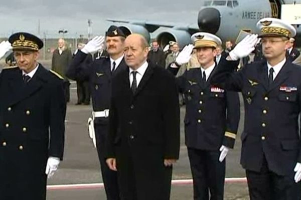 Le ministre de la Défense, Jean-Yves Le Drian à sa descente d'avion sur la base d'Avord (Cher)