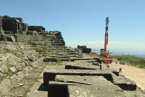 La restauration du Temple de Mercure construit au IIème siècle vise à redonner toute son ampleur au monumental sanctuaire gallo-romain. Les travaux réalisés au sommet du géant des Dômes devraient durer deux ans.