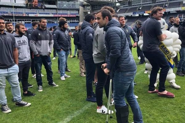 Morgan Parra, blessé, est avec ses coéquipiers pour présenter la coupe de la victoire en Challenge Cup aux supporters. Mais il ne jouera pas les phases finales du Top 14 avec eux : sa saison est terminée.