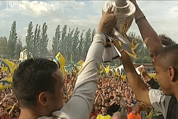 La coupe dans les mains des sochaliens lors de la finale de Coupe de France en 2007