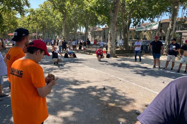 Le 53e concours national de pétanque se déroule à Pézenas, dans l'Hérault ce 19 juillet 2022.