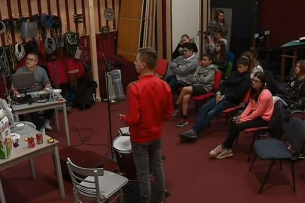 Les élèves du collège Lafayette de Rochefort en pleine séance de bruitages.