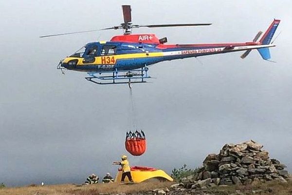 Hérault - l'hélicoptère 34 équipé avec son bambi bucket, pour lutter contre le feu de Rosis - 2017.