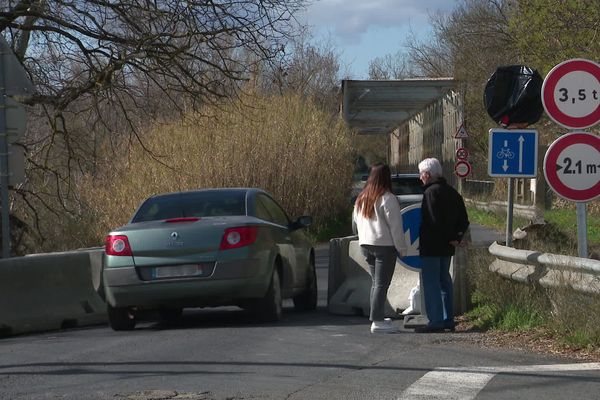 Entre Lignan-sur-Orb et Maraussan, le pont de Tabarka n'est accessible qu'aux véhicules de moins de 3,5 tonnes. Mardi 27 février 2024.