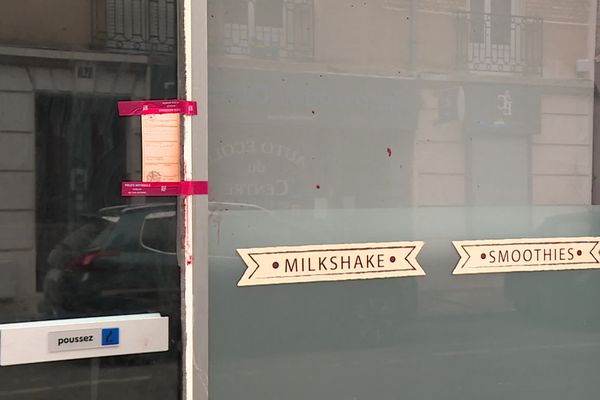 Au lendemain des faits, ce jeudi 9 mai 2024, un scellé "tentative de meurtre" est visible sur la porte d'entrée de ce restaurant situé à Soissons.