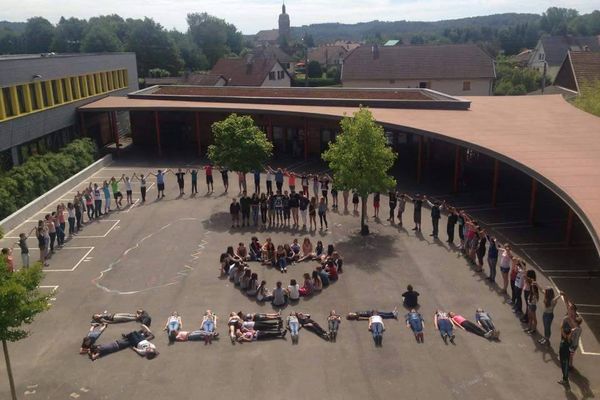 A Champagney, au collège Victor Schoelcher, l'hommage des collégiens à leur copain mort noyé 