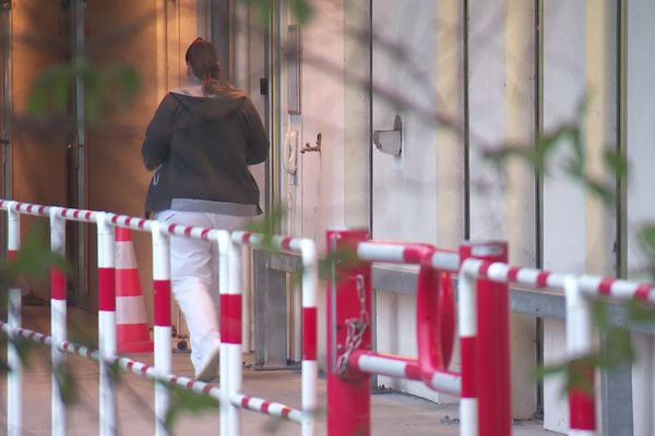 Choqué, le personnel de l'Hôpital privé des Pays de Savoie, à Annemasse (Haute-Savoie) n'avait jamais connu d'attaque aussi violente.