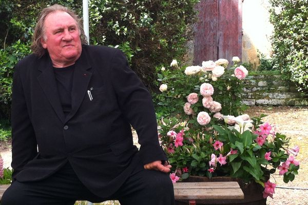 Gérard Depardieu au milieu des roses qui portent son nom...