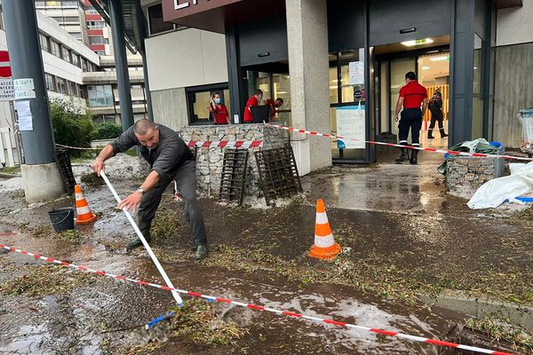 Devant le CHU de Saint-Etienne inondé par les pluies diluviennes, les équipes techniques se mobilisent avec les sapeurs-pompiers.