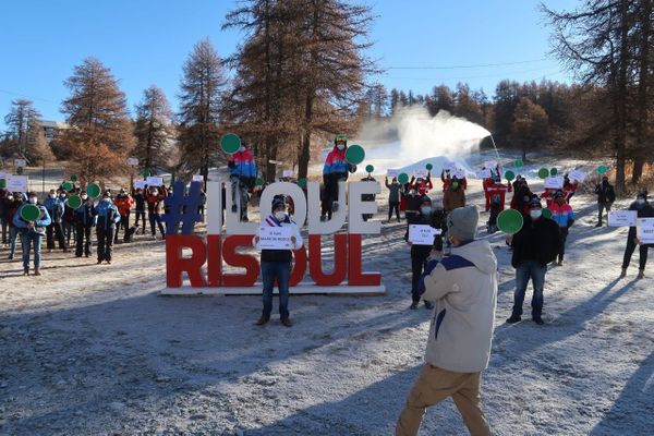 Manifestation contre la fermeture des remontées mécaniques à Risoul dans les Hautes-Alpes le 3 décembre.