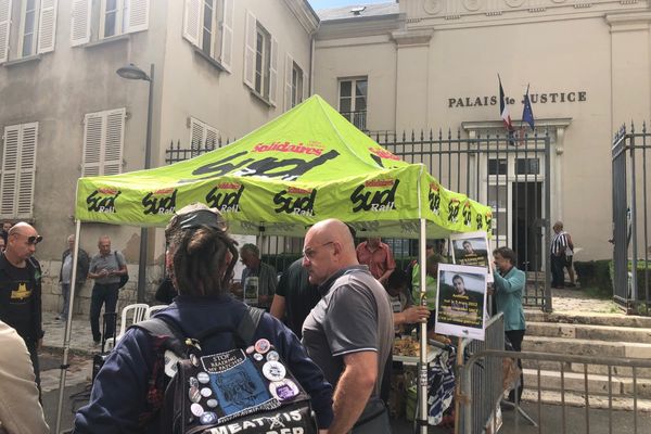 Les cheminots sont venus en nombre pour soutenir la famille de leur jeune collègue mort sur son lieu de travail en 2012.