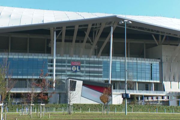 En ligue 1 le derby Lyon / Saint-Etienne se joue à huis-clos, dimanche 8 novembre à 21h. L'OL a opté pour un décor visuel pour ce match, crucial pour les deux équipes.