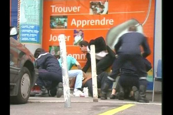 Le 29 octobre 2001, un homme tirait sur des passants à Tours, sans raison et tuait quatre personnes. Parmi elles, Henri Gasq. Quatorze ans plus tard, sa veuve et son fils se battent encore pour faire estimer le préjudice subi. Ils ont été reçus le 9 mars par des conseillers de François Hollande.