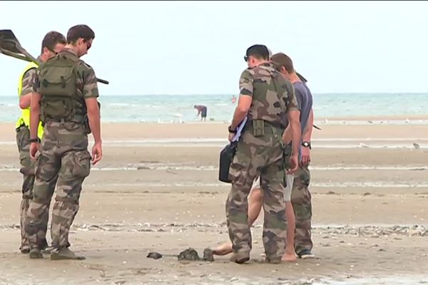 Des démineurs sur la plage de Merville-Franceville (14) en 2018