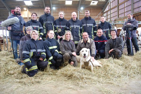 L'équipe de l'émission En terre animale accompagnées du SDIS 70 et des formateurs au lycée agricole de Port-sur-Saône.