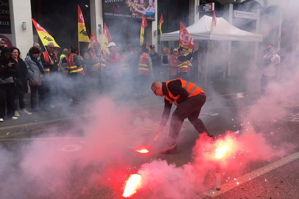 Les fumigènes étaient de sortie devant la direction Alpes de la SNCF