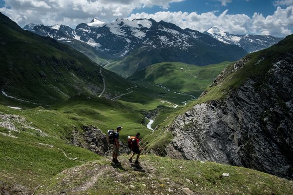 Deux marcheurs itinérant sur la Vanoise, en Savoie.