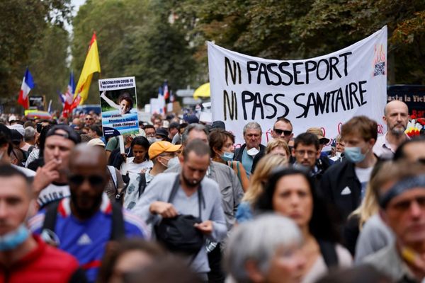 Plusieurs dizaines de milliers de personnes ont défilé contre le pass sanitaire ce samedi à Paris.