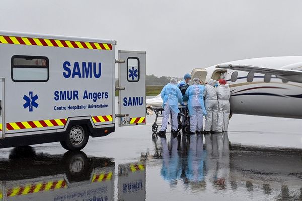 Un patient en réanimation malade de la covid-19 arrive à l'aéroport d'Angers en provenance de Lyon-Bron