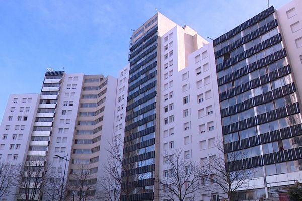 Dans cet immeuble de Gennevilliers, les habitants qui habitent au-dessus du 9e étage n'ont plus accès à l'eau.