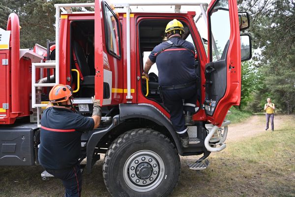 Les pompiers de la Drôme luttent activement contre les flammes à Grignan.