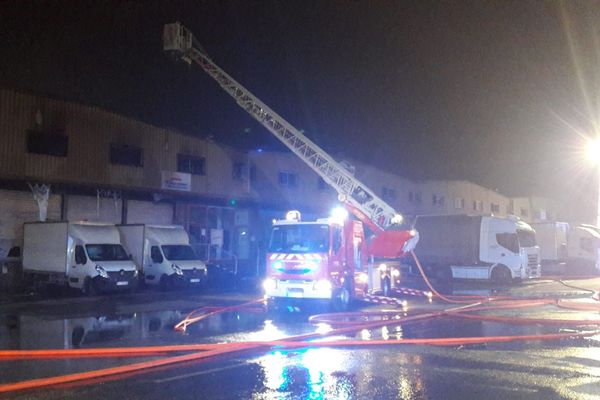 80 pompiers sont intervenus pour maîtriser rapidement l'incendie dans la zone d'activité de Vitrolles.