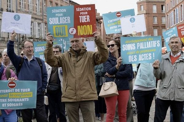 Des membres de l'association "Soulager mais pas tuer" samedi matin devant la préfecture de la Haute-garonne