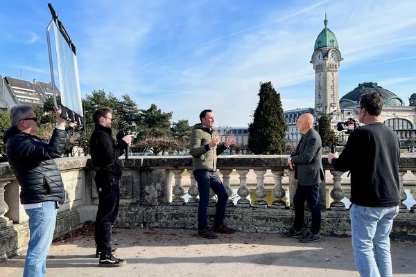 "Enquêtes de Région" s'intéresse aux trains du quotidien en Nouvelle-Aquitaine. Ici, l'équipe de tournage avec Vincent Dubroca et Dominique Royoux, professeur de géographie à l'Université de Poitiers, devant la gare de Bénédictins à Limoges.