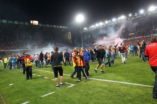 Le public lensois a envahi la pelouse de Bollaert lors de la défaite face à Brest