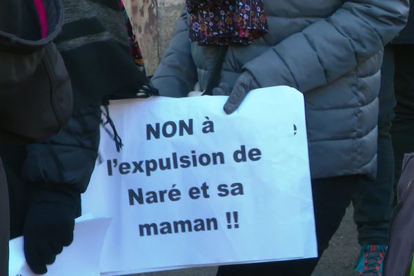 Une manifestante opposée à l'expulsion de Naré et sa mère, samedi 10 décembre devant la préfecture de Niort.