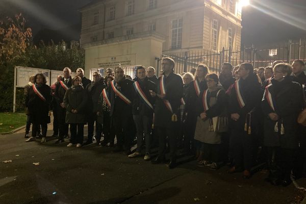 Des élus de tous bords politiques ont manifesté devant la préfecture de Rouen pour protester contre les efforts budgétaires demandés aux collectivités locales