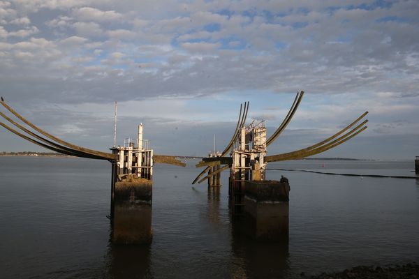 Le mémorial dédié à l'abolition de l'esclavage, à Saint-Nazaire, a été érigé en 1989, dans le cadre du bicentenaire de la Révolution. Il se situe entre l'écluse Est et le Vieux Môle, au Petit Maroc.