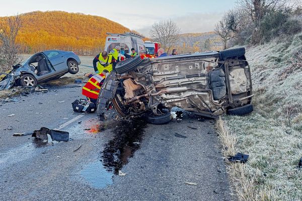 Deux véhicules sont entrés en collision frontale sur la RD12, entre Espère et Calamane, faisant deux mort et deux blessés légers.