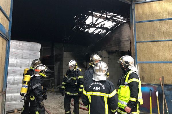 La toiture d'un entrepôt de stockage de laine de roche en partie détruite par un incendie à Saint Martin du Mont (Ain) 