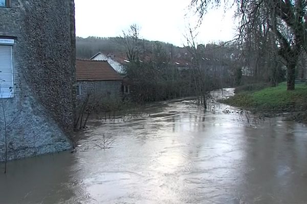 La Liane, fleuve d'environ 37 kilomètres de long, passe par exemple par Saint-Etienne-au-Mont, dans le Pas-de-Calais.