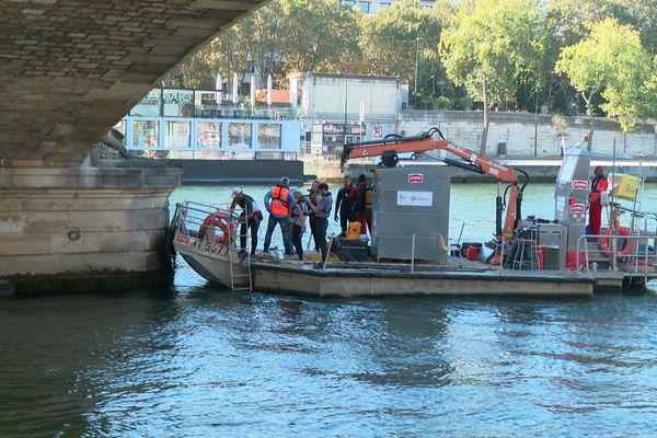 Une équipe de plongeurs expertise la partie immergée du Pont des Invalides.