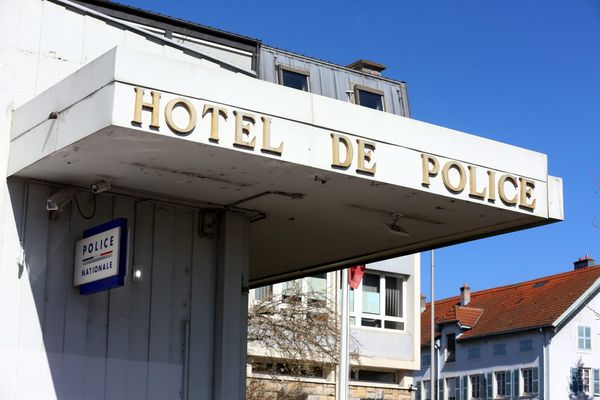 Les mis en cause sont arrivés dimanche soir au commissariat de Montbéliard, en charge de l'enquête, après s'être rendus dans un premier temps à la police à Grenoble.