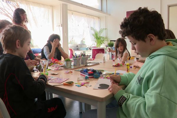 Six enfants autistes sont accueillis chaque jour par l'association A fleur de peau à Grenoble