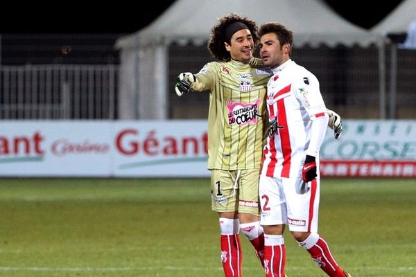 Guillermo Ochoa  et Adrian Mutu au stade François Coty, le 9 février 