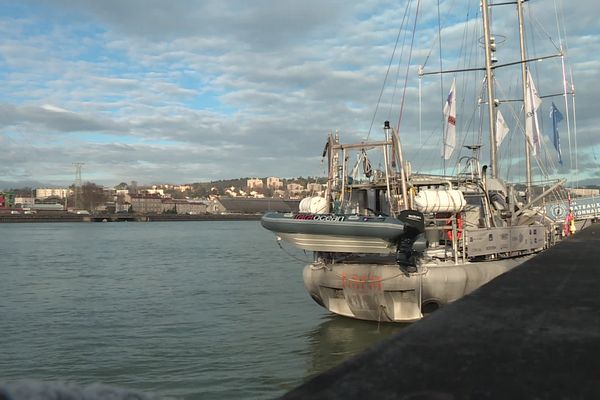 Dans le cadre des 20 ans de la Fondation Tara Océan, la goélette Tara a remonté le Rhône depuis la mer Méditerranée jusqu’à Lyon. Elle est amarrée près du Musée de la Confluence.