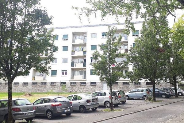 C'est dans cette résidence dans le quartier de la Citadelle à Bayonne Nord que la victime a été retrouvée gisante dans son appartement. 