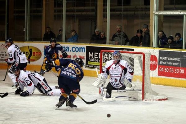 Les Chamois s'étaient inclinés sur leur glace lors du match aller. Ils ont brillamment redressé la barre ce mardi 3 décembre en s'imposant à Angers après prolongation et avec deux buts d'avance. 