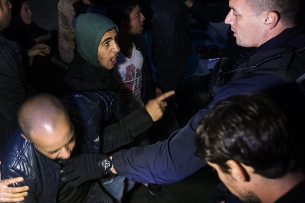 La police française évacue des personnes d'un parc de Saint-Ouen, le 13 septembre.